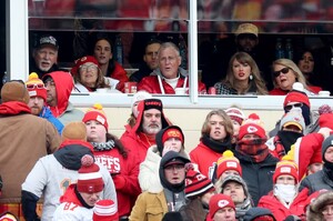 taylor-swift-stuns-in-head-to-toe-chanel-at-chiefs-game-while-sparking-engagement-rumors-0.jpg