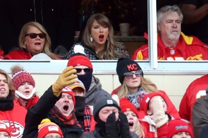 taylor-swift-stuns-in-head-to-toe-chanel-at-chiefs-game-while-sparking-engagement-rumors-1.jpg