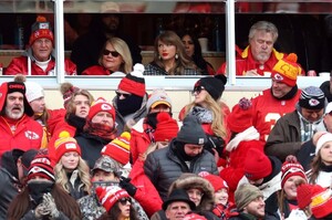 taylor-swift-stuns-in-head-to-toe-chanel-at-chiefs-game-while-sparking-engagement-rumors-2.jpg
