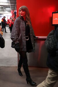 taylor-swift-stuns-in-head-to-toe-chanel-at-chiefs-game-while-sparking-engagement-rumors-3.jpg