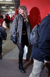 taylor-swift-stuns-in-head-to-toe-chanel-at-chiefs-game-while-sparking-engagement-rumors-8.jpg
