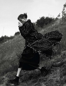 vogue-paris-10-2014_by-david-sims_(10).thumb.jpg.b6510013cf010ca33fad3ede01eaeb7d.jpg