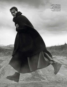 vogue-paris-10-2014_by-david-sims_(3).thumb.jpg.9e85479bc3661f98718c0fcd3a974631.jpg