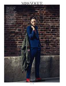 vogue-paris-2013-aout-110.thumb.png.ecd2be1cd68a9465f9872157fc634bac.png