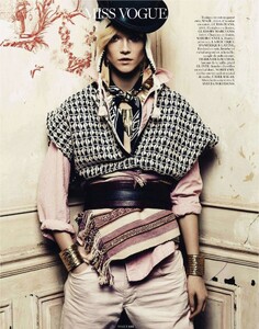 vogue-paris-2013-avril(dragged)12.thumb.jpg.95b9dfe001478167ae2cba0b73572906.jpg