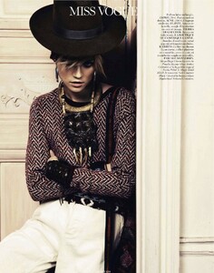 vogue-paris-2013-avril(dragged)16.thumb.jpg.0772e1d62707f6bd6a26a46d5c5a6e6f.jpg
