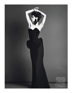 vogue-paris-2013-mars-358.thumb.png.29094b25f1e3912d130b999f70fe0722.png