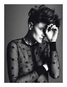 vogue-paris-2013-mars-361.thumb.png.0ad2ecd7bdbb2405a98644880e4b3c7c.png