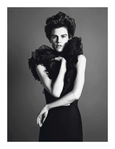 vogue-paris-2013-mars-367.thumb.png.385a12275a16300dfe37a703d40295f8.png