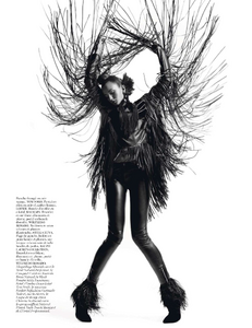 vogue-paris-2013-octobre-331.thumb.png.50b958e799a1017a9319ea373ae000d8.png
