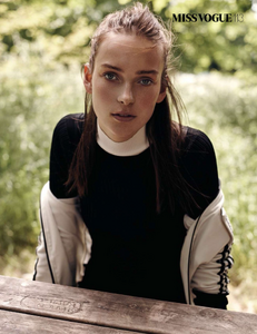 vogue-paris-2015-aout-113.thumb.png.bec7470a20927dde0ba4ae6afea6ba7d.png