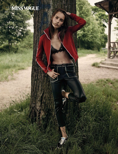 vogue-paris-2015-aout-114.thumb.png.97353a617746ec2096a46fc4e48dbcf0.png