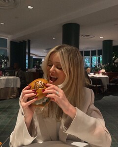 [2025.03.07] hannahg11_482828240_18502075900030160_1119214757632845681_n.jpg