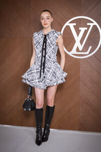 575218374_phoebe-dynevor-attends-the-louis-vuitton-womenswear-2-g.jpg