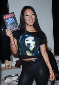 60261140_asa-akira-poses-at-pornhub-pop-up-store-in-70-wooster-street-soho-in-new-york.jpg
