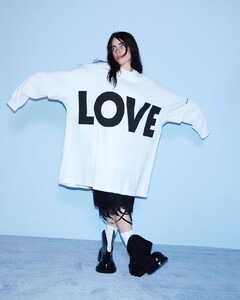 740full-billie-eilish_28129.jpg