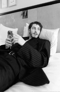 GIErxZzXUAAshbu 2.jpg