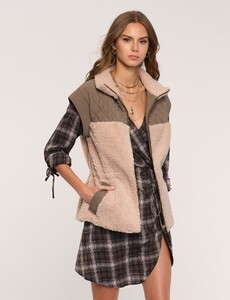 Heartloom_04599_238u18a_cadence_vest_C_front.jpg