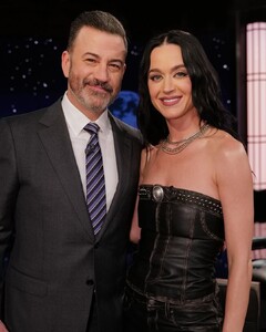 Katy Perry nos bastidores do programa Jimmy Kimmel Live! .jpg