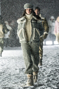 Moncler-Grenoble-F25-runway-GG-059.thumb.jpg.1b8ccb69d41b8ca6be286d1ad3a85c31.jpg