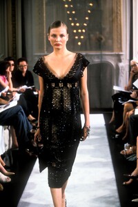 Valentino1998HauteCouture74.thumb.jpg.834a23f77f86168a377df69f22a23a6a.jpg