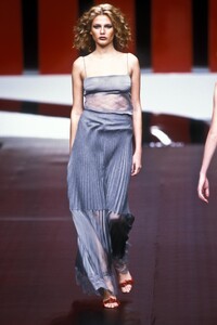 Valentino1999WomenRTW119.thumb.jpg.a68a25f03d3c309108dc7d255f708722.jpg