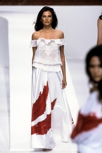 Valentino1999WomenRTW131.thumb.jpg.b97140b47bfb4d3a6a558689ff9bbe47.jpg
