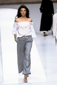 Valentino1999WomenRTW40.thumb.jpg.e59be0ce6aba60995b827ee3f1adcc8c.jpg