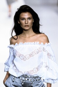 Valentino1999WomenRTW42.thumb.jpg.2ffc7613cb289d6353b923cfbd90ef88.jpg