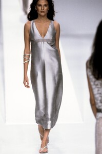 Valentino1999WomenRTW49.thumb.jpg.81d187856f62840c6c0548ef814f8fa2.jpg