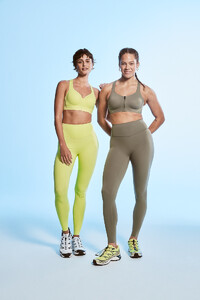 Victorias-Secret-2025-Taylor-Solange-VSX-Incredible-Max-Knockout-Sports-Bras-Elevate-Leggings.jpg