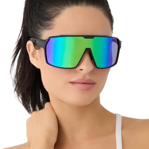 diff-sport-charge-matte-black-green-mirror-sunglasses-on-model-1.thumb.jpg.02e3c7118c20766b55fa5593f3857234.jpg
