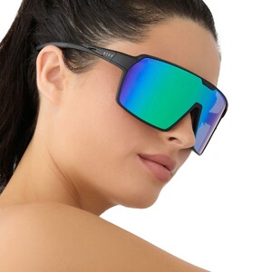 diff-sport-charge-matte-black-green-mirror-sunglasses-on-model-3.thumb.jpg.52a95172e5ff1e14116c028055ae0bed.jpg