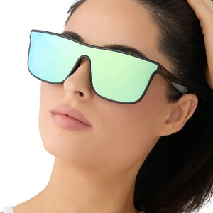 diff-sport-flash-black-turquoise-ice-mirror-sunglasses-on-model-2.thumb.jpg.119c3c62246442d60a2df791a353d0ca.jpg