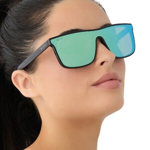 diff-sport-flash-black-turquoise-ice-mirror-sunglasses-on-model-3.thumb.jpg.0bfc0c584026b7d39671d8880ce72a57.jpg