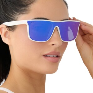 diff-sport-flash-matte-white-purple-mirror-sunglasses-on-model-3.thumb.jpg.f7500879dd1100140de3fc84ea317e1b.jpg