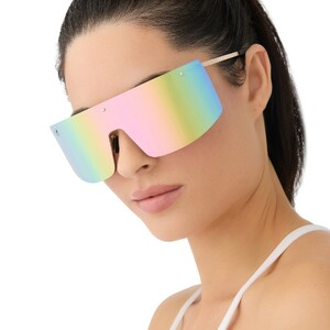 diff-sport-grandslam-gold-rainbow-mirror-sunglasses-on-model-3.thumb.jpg.b5c577f655e4999e7dfff99f1ed5d020.jpg