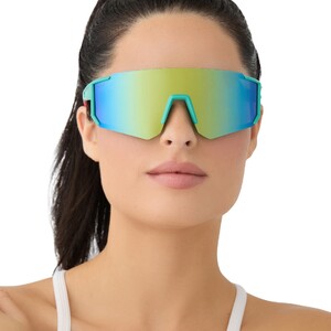 diff-sport-heat-turquoise-ice-mirror-sunglasses-on-model-1.thumb.jpg.9048a41d87b5672828b71cf89289ddec.jpg