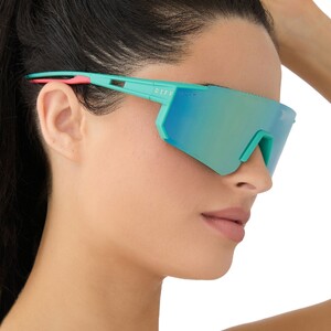 diff-sport-heat-turquoise-ice-mirror-sunglasses-on-model-2.thumb.jpg.6d64c6d9be4529ed232325ba32bf5c46.jpg