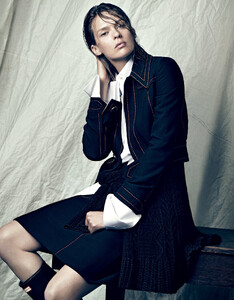 elise-crombez-by-christian-macdonald-for-vogue-japan-may-2015-3.thumb.jpg.2b181ac988fece2af3cd8e81b315ddb0.jpg