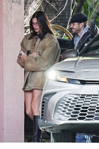 hailey-and-justin-bieber-s-romantic-valentine-s-lunch-02.14.2025-6.jpg