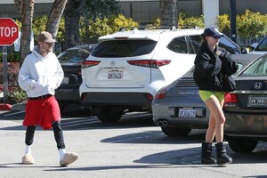 hailey-justin-bieber-s-casual-chic-style-post-yoga-1.jpg