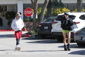 hailey-justin-bieber-s-casual-chic-style-post-yoga-8.jpg
