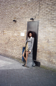 imaan-hammam-by-max-farago-for-vogue-uk-august-2015-2.thumb.jpg.9a2f8e2617e8ac564f3be53b6baef986.jpg