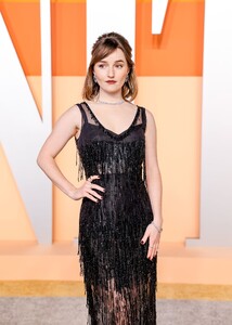 kaitlyn-dever-s-elegant-look-at-the-2025-vanity-fair-oscar-party-1.jpg