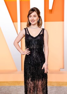 kaitlyn-dever-s-elegant-look-at-the-2025-vanity-fair-oscar-party-2.jpg