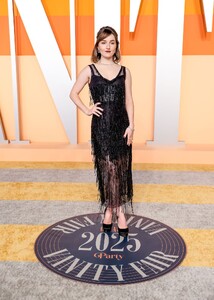 kaitlyn-dever-s-elegant-look-at-the-2025-vanity-fair-oscar-party-3.jpg