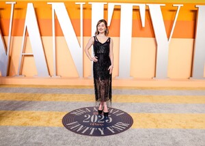 kaitlyn-dever-s-elegant-look-at-the-2025-vanity-fair-oscar-party-4.jpg