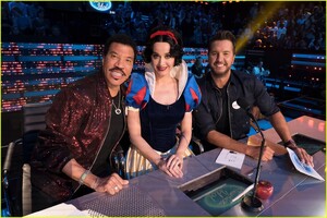 katy-perry-american-idol-disney-night-2018-08.jpg