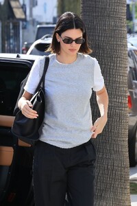 kendall-jenner-furniture-shopping-in-west-hollywood-03.10.2025-1.jpg